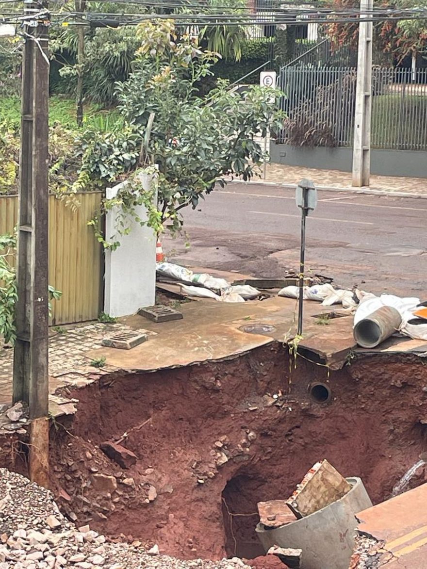Temporal aumenta buraco de obra e ocasiona riscos a moradores