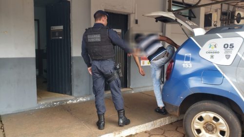 Motociclista é encaminhado à Delegacia de Polícia Civil após ser parado em ação da GM