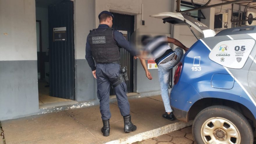 Motociclista é encaminhado à Delegacia de Polícia Civil após ser parado em ação da GM