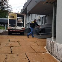 Imagem referente a Ainda sem identificação, corpo de rapaz que morreu baleado é levado ao IML