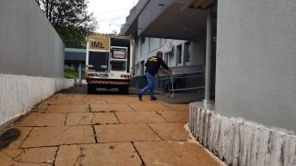 Ainda sem identificação, corpo de rapaz que morreu baleado é levado ao IML