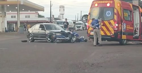 Mãe e filho ficam feridos após colisão entre carro e moto na Avenida Carlos Gomes