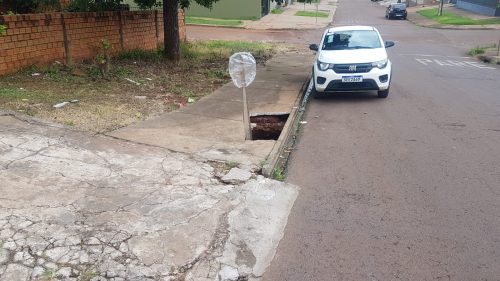 Mais um buraco provocado pela erosão traz risco à população