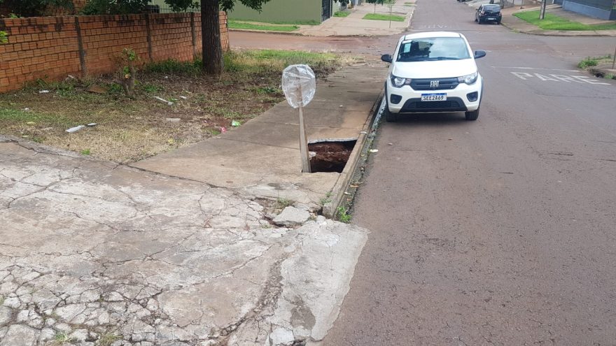 Mais um buraco provocado pela erosão traz risco à população