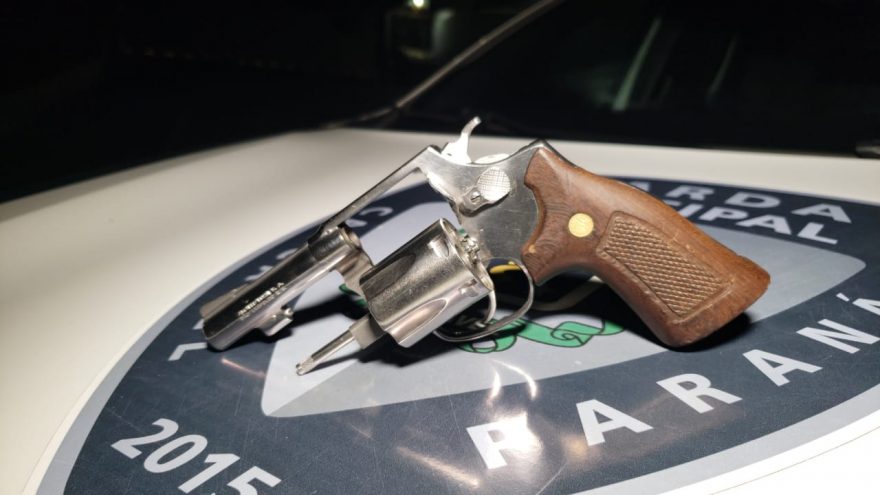 Jovem é detido por porte ilegal de arma de fogo após disparos