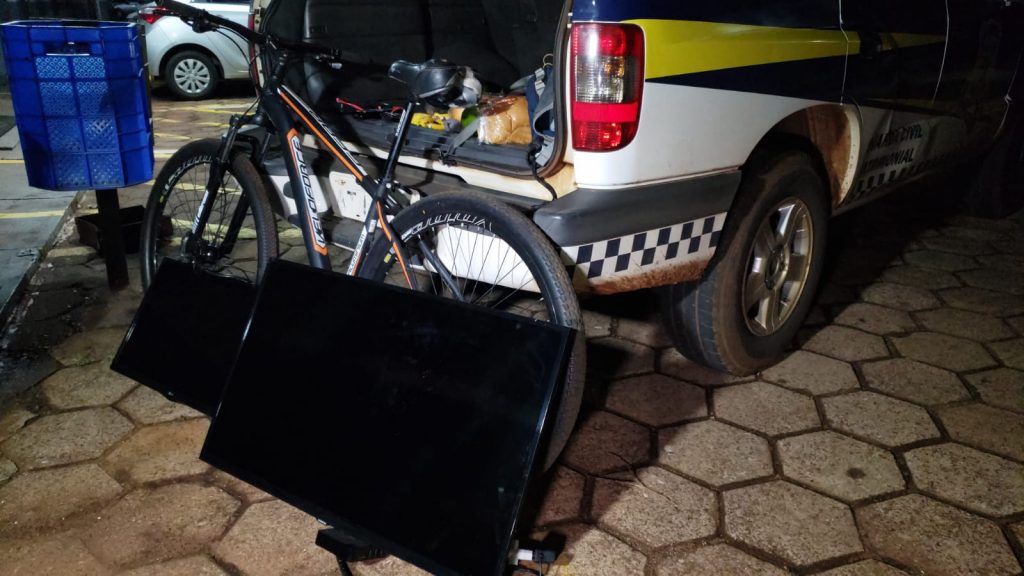 Suspeito é abordado pela GCP e foge abandonando bicicleta e dois televisores