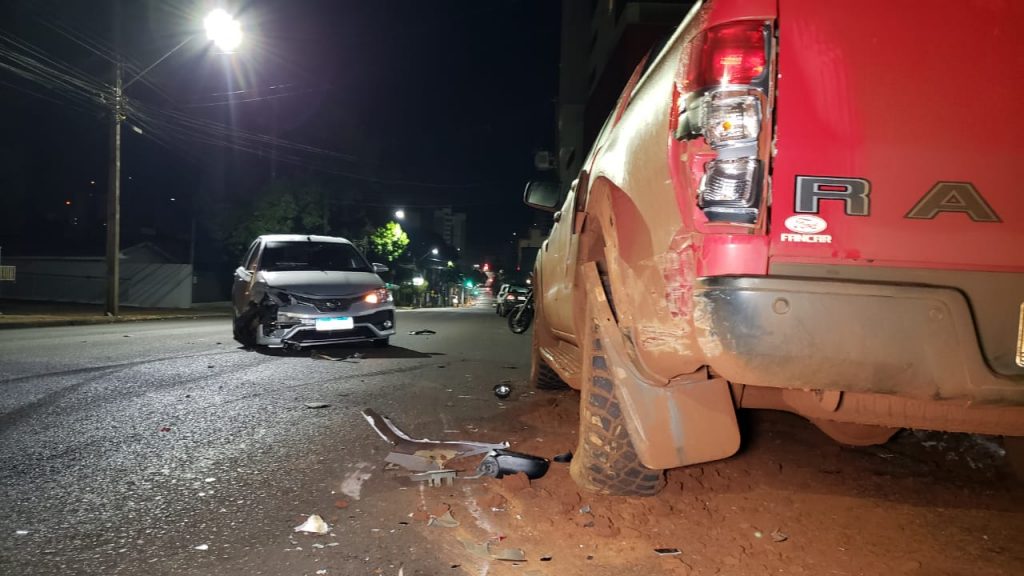 Etios atinge Ranger estacionada e condutora alcoolizada é presa