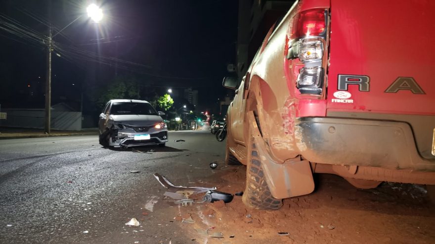 Etios atinge Ranger estacionada e condutora alcoolizada é presa