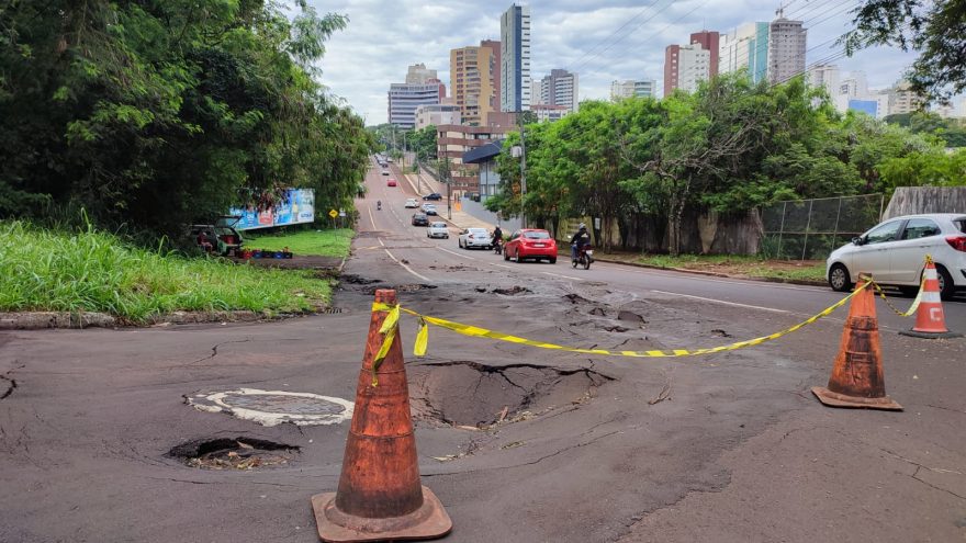 Asfalto deteriorado no Country causa prejuízo ao fluxo de veículos