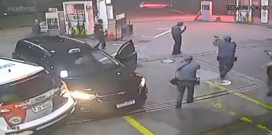 Vídeo: Motorista de app bate em viatura da PM para escapar de sequestro