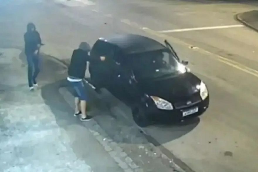Vídeo mostra atiradores abrindo fogo contra dois homens dentro de automóvel