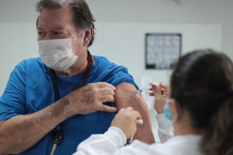 COVID-19: Cascavel inicia aplicação de vacina bivalente em idosos acima de 70 anos acamados e em asilos