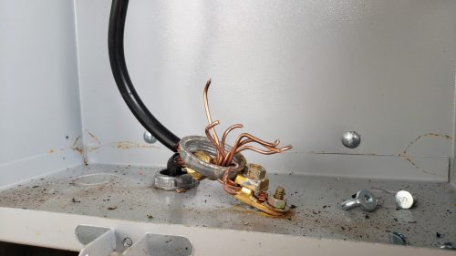 Ladrões arrombam caixa de luz e furtam padrão de energia