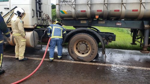 Bombeiros agem rápido e impedem que veículo pegue fogo na BR-277