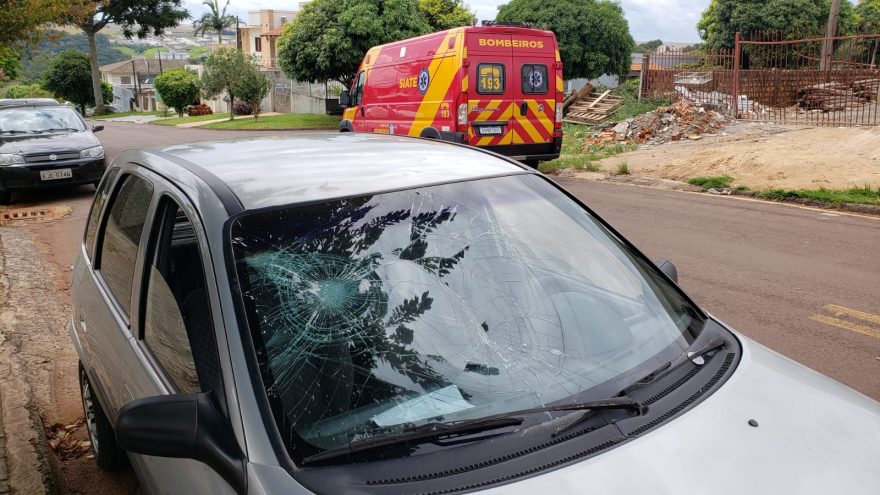 Meninos de 10 e 15 anos fica feridos após terem a bicicleta atingida por carro