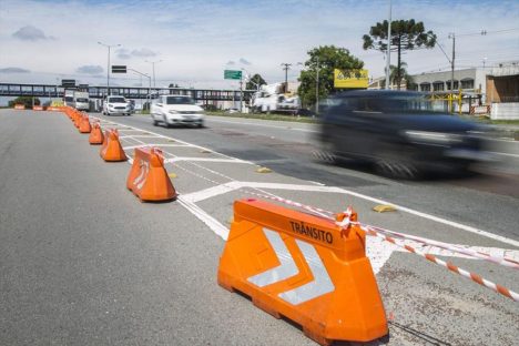 Curitiba – Setran orienta motoristas em novos bloqueios de trânsito para as obras do Complexo do Tarumã Imagem referente a Curitiba – Setran orienta motoristas em novos bloqueios de trânsito para as obras do Complexo do Tarumã