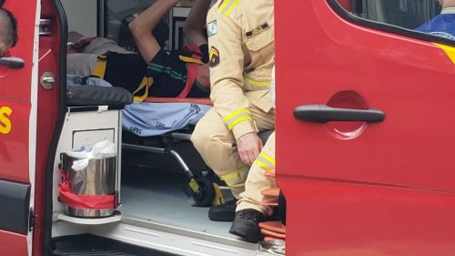 Jovem de 17 anos machuca o joelho em atividade física e precisa ser socorrido pelo Corpo de Bombeiros