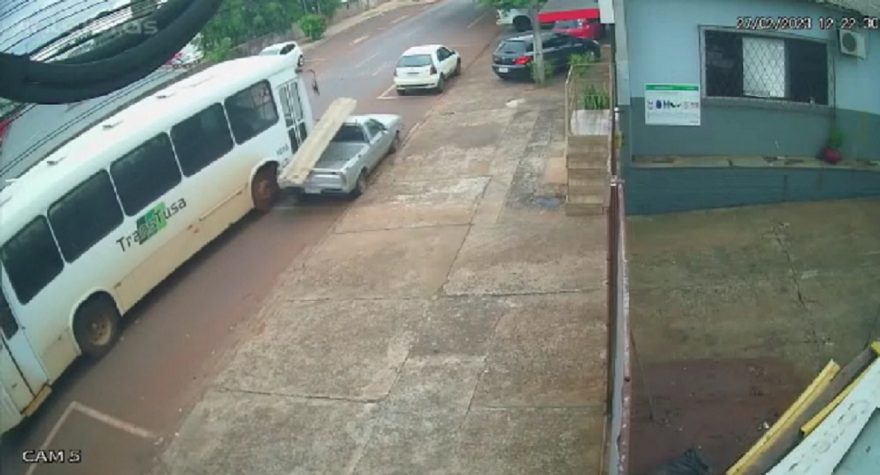 Ônibus colide contra carro estacionado no Pioneiros Catarinenses
