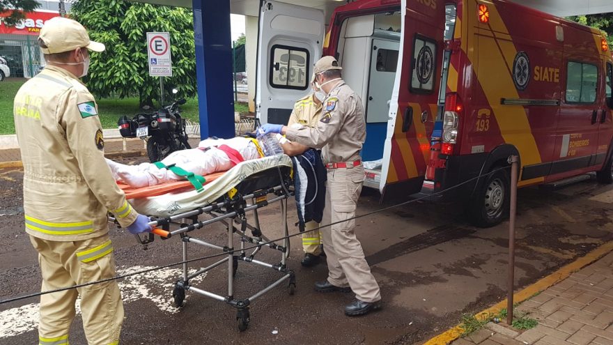 Motociclista passa por drenagem após perfurar o pulmão em acidente