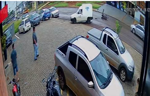 Câmera de segurança registra acidente entre Fiorino e moto no Pacaembu