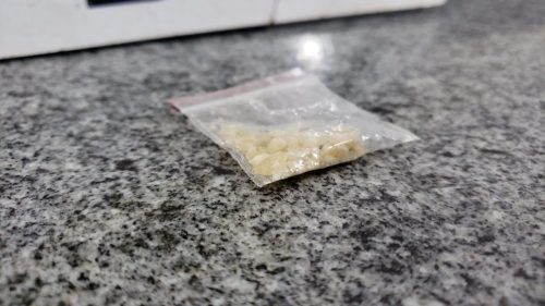 PM apreende crack encontrado por populares na Rua