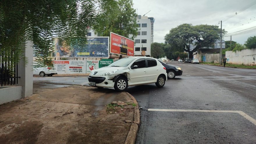 Logus e Peugeot se envolvem em acidente no Centro de Cascavel