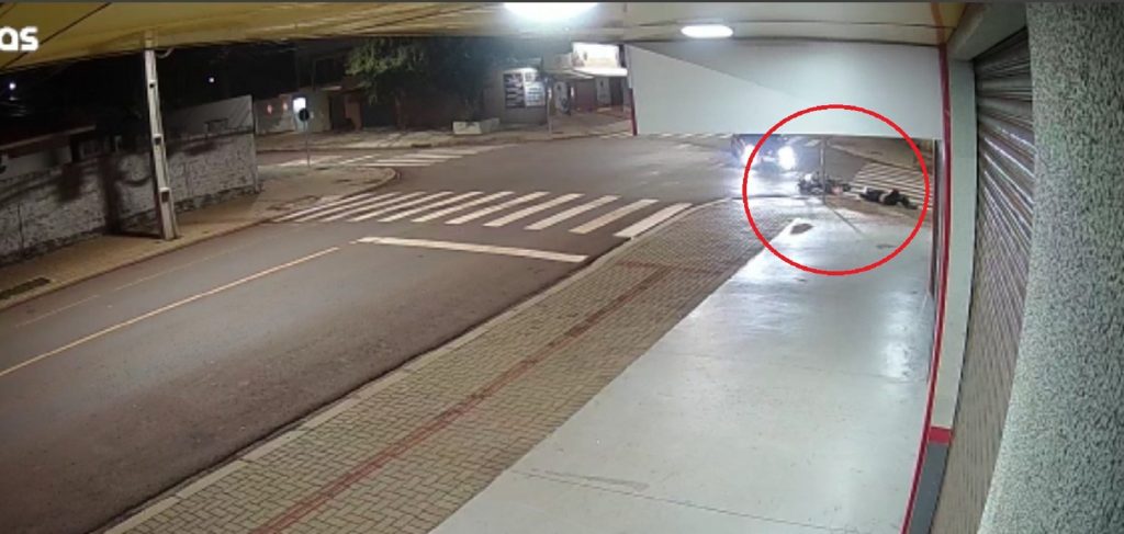 Câmera de segurança flagra acidente que deixou motociclista ferido no Floresta