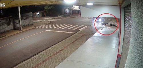 Câmera de segurança flagra acidente que deixou motociclista ferido no Floresta