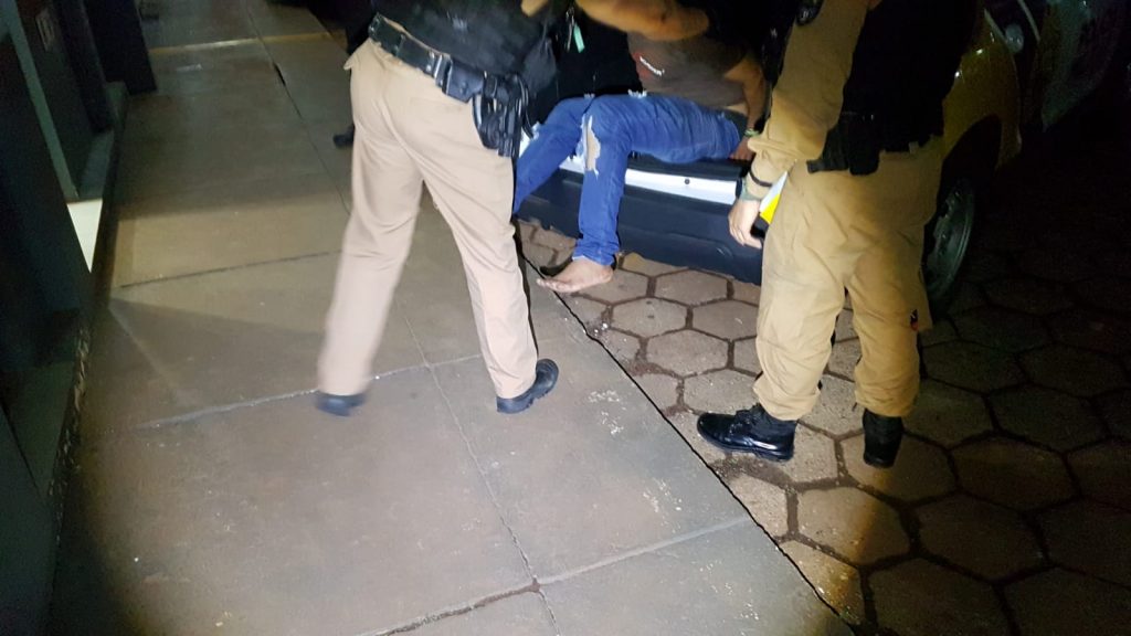 Sujeito volta a se masturbar na porta de estabelecimento e acaba preso pela PM no centro
