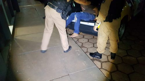 Sujeito volta a se masturbar na porta de estabelecimento e acaba preso pela PM no centro