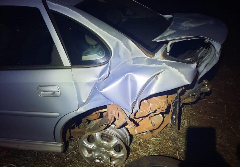 Colisão traseira entre dois carros é registrada na PR-495 em Missal