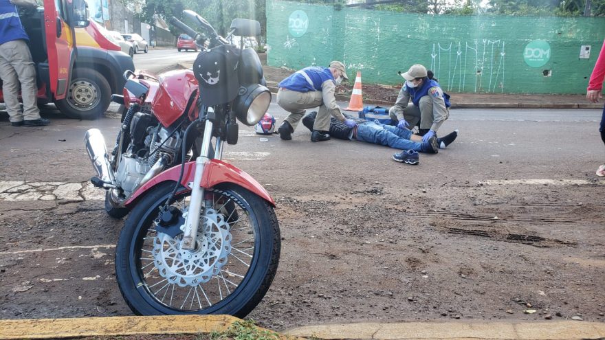 Honda CG e Hilux se envolvem em colisão no Centro e motociclista fica ferido