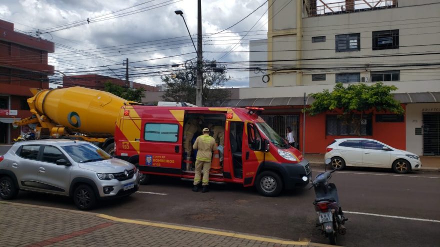 Suposta vítima de agressão é socorrida pelo Siate no Centro