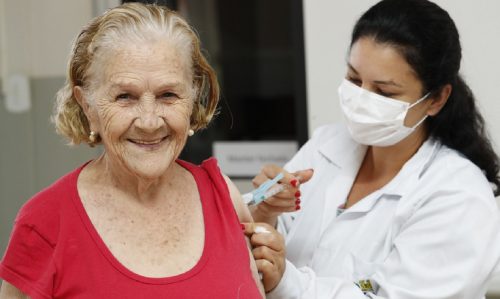 Cascavel inicia vacinação bivalente em idosos com mais de 80 anos e imunossuprimidos acima de 12 anos