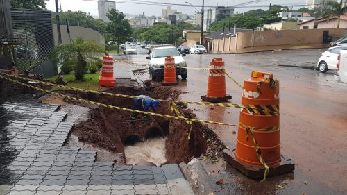 Caos é registrado na Rua Fortaleza, após tubulação apresentar problema
