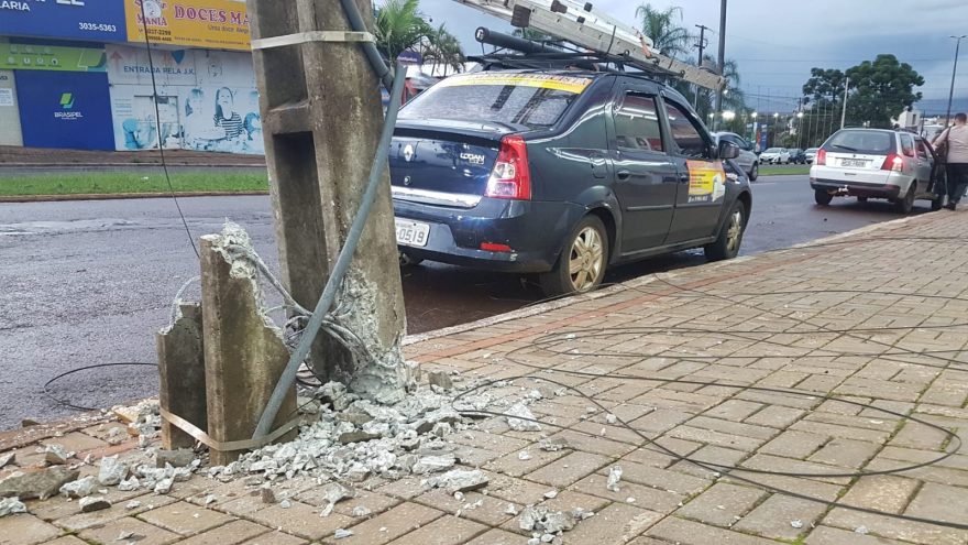 Poste de iluminação pendurado pelos fios balança com o vento na Av. Brasil