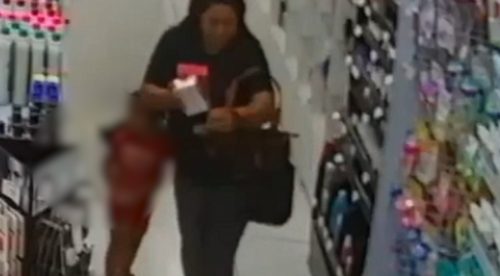 Câmera de segurança registra mulher furtando perfumes importados em farmácia no Centro