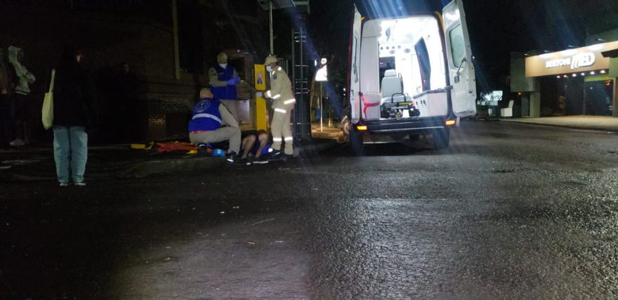 Ciclista fica ferido em acidente na Rua Castro Alves