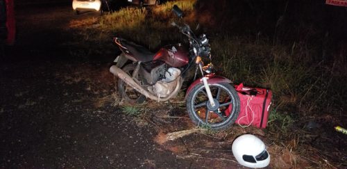 Entregador passa por buraco na via e sofre queda de moto na marginal da BR-277, no Nova Cidade