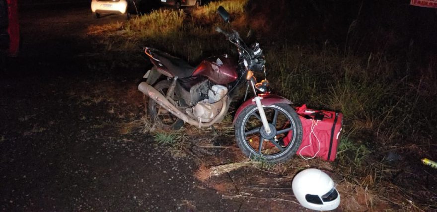 Entregador passa por buraco na via e sofre queda de moto na marginal da BR-277, no Nova Cidade