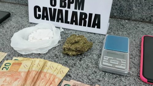 Cavalaria prende jovem suspeito de traficar drogas em tabacaria no Tarumã