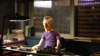Exposição homenageia cartunista Angeli e cinema em stop motion