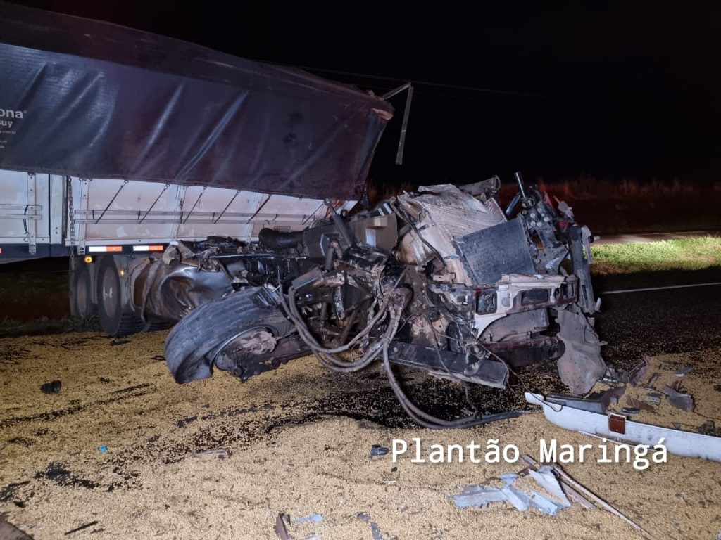 Carreta tomba em cima de moto e motociclista escapa da morte em Maringá
