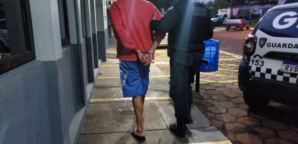 Homem é detido acusado de tentar atear fogo na companheira durante discussão no Loteamento Barcelona