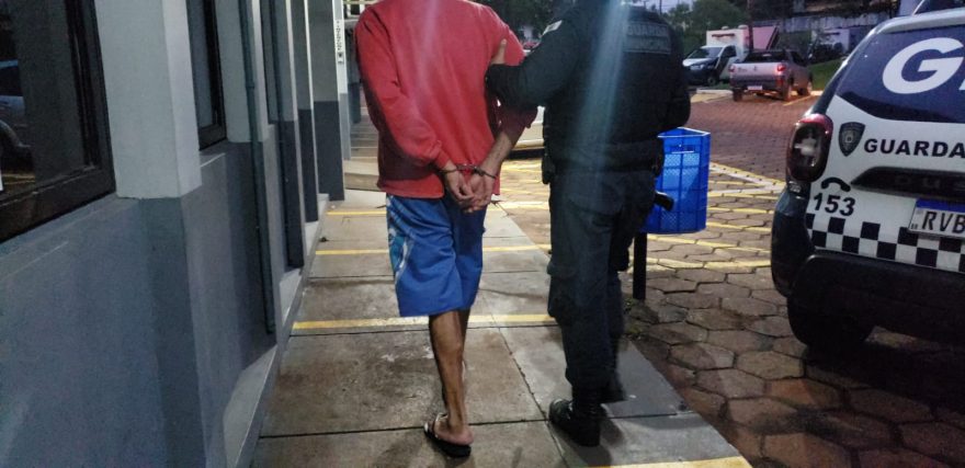 Homem é detido acusado de tentar atear fogo na companheira durante discussão no Loteamento Barcelona