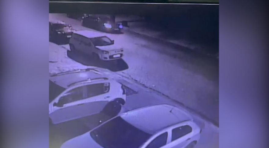 Vídeo mostra momento em que automóvel bate em carro estacionado