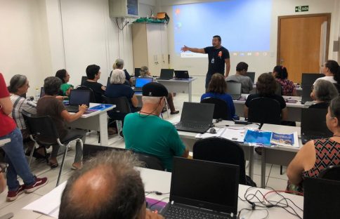 Pessoas acima de 50 anos fazem curso de internet e redes sociais no CCI Morumbi