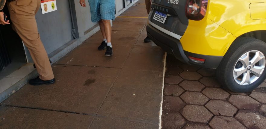 Homem é flagrado fazendo gato na rede elétrica e detido pela PM