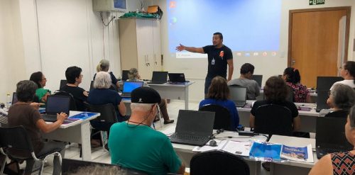 Centro de Convivência do Idoso (CCI) do bairro Morumbi promove curso gratuito de internet