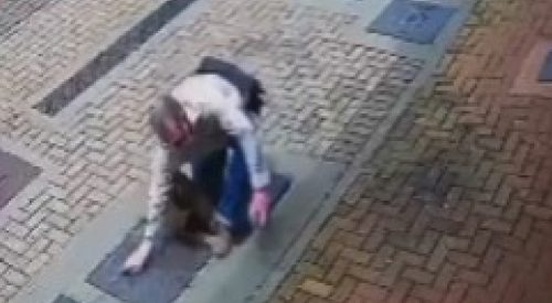 Idoso com deficiência visual cai em tampão da Copel que estava quebrado no Centro
